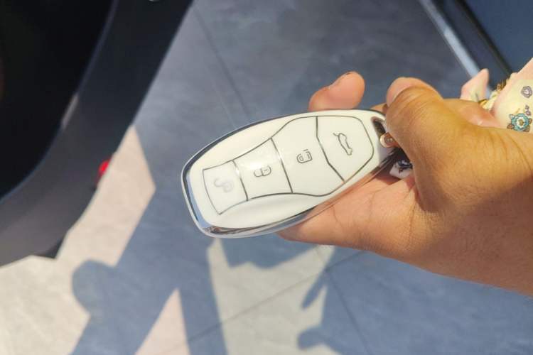 Used Hongqi H5 2024 2.0T Automatic Smart Connect Flagship Edition Vehicle Key