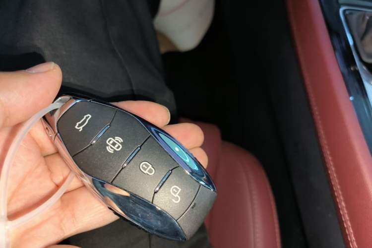 Used Hongqi H5 2024 2.0T Automatic Smart Connect Flagship Edition Vehicle Key