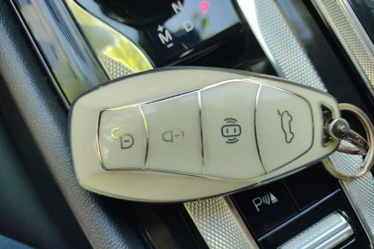 Used Hongqi H5 2024 2.0T Automatic Smart Connect Flagship Edition Vehicle Key