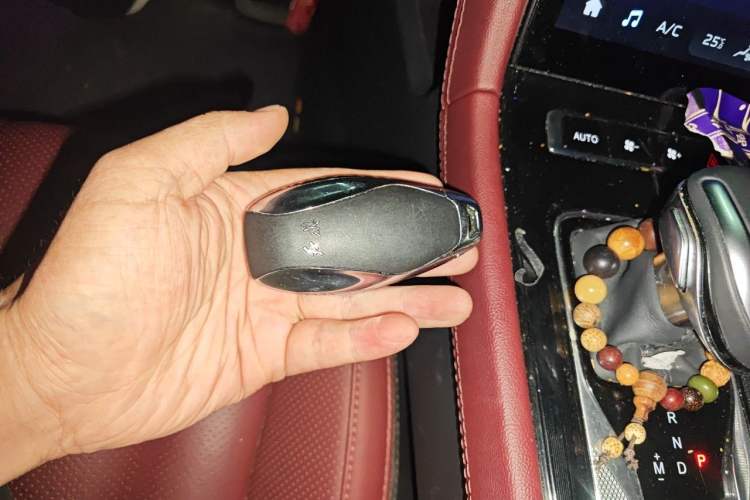 Used Hongqi H5 2024 2.0T Automatic Smart Connect Flagship Edition Vehicle Key