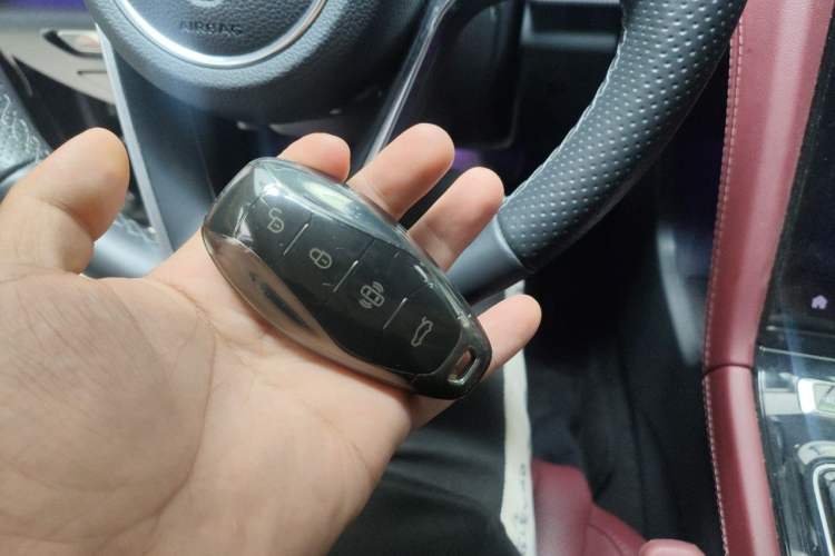 Used Hongqi H5 2024 2.0T Automatic Smart Connect Flagship Edition Vehicle Key