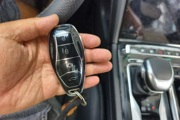 Used Hongqi H5 2024 2.0T Automatic Smart Connect Flagship Edition Vehicle Key