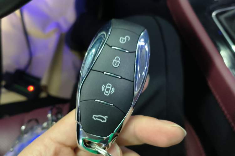 Used Hongqi H5 2024 2.0T Automatic Smart Connect Flagship Edition Vehicle Key