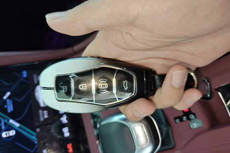 Used Hongqi H5 2024 2.0T Automatic Smart Connect Flagship Edition Vehicle Key