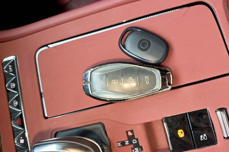 Used Hongqi H5 2024 2.0T Automatic Smart Connect Flagship Edition Vehicle Key