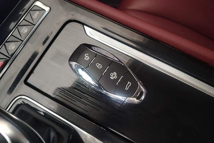 Used Hongqi H5 2024 2.0T Automatic Smart Connect Flagship Edition Vehicle Key