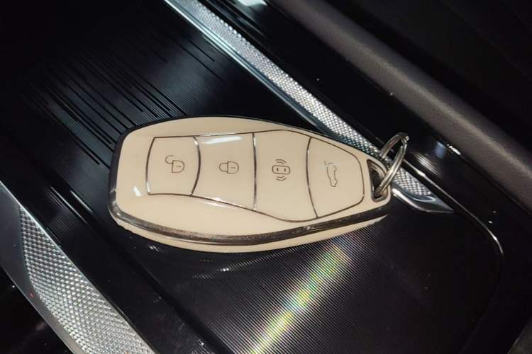 Used Hongqi H5 2024 2.0T Automatic Smart Connect Flagship Edition Vehicle Key
