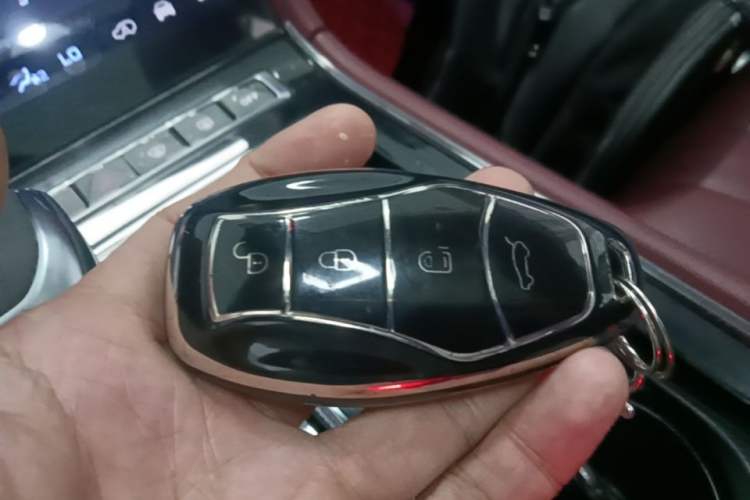 Used Hongqi H5 2024 2.0T Automatic Smart Connect Flagship Edition Vehicle Key