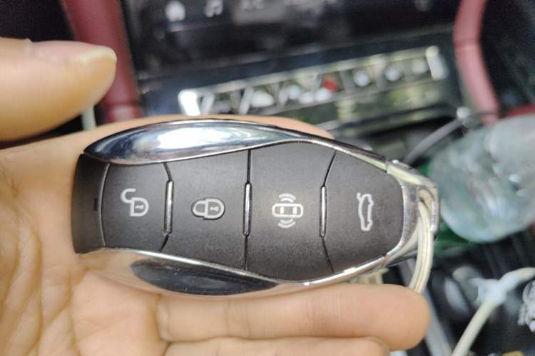 Used Hongqi H5 2024 2.0T Automatic Smart Connect Flagship Edition Vehicle Key