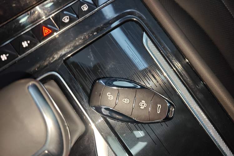 Used Hongqi H5 2024 2.0T Automatic Smart Connect Flagship Edition Vehicle Key