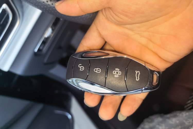 Used Hongqi H5 2024 1.5T DCT Smart Connect Flagship Edition Vehicle Key