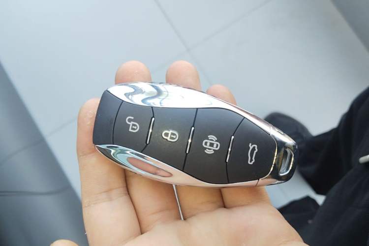 Used Hongqi H5 2024 2.0T Automatic Smart Connect Flagship Edition Vehicle Key