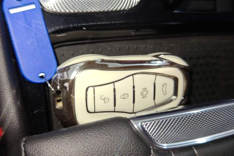 Used Hongqi H5 2024 2.0T Automatic Smart Connect Flagship Edition Vehicle Key