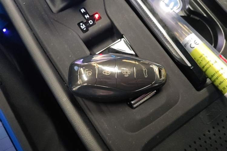 Used Hongqi H5 2024 2.0T Automatic Smart Connect Flagship Edition Vehicle Key