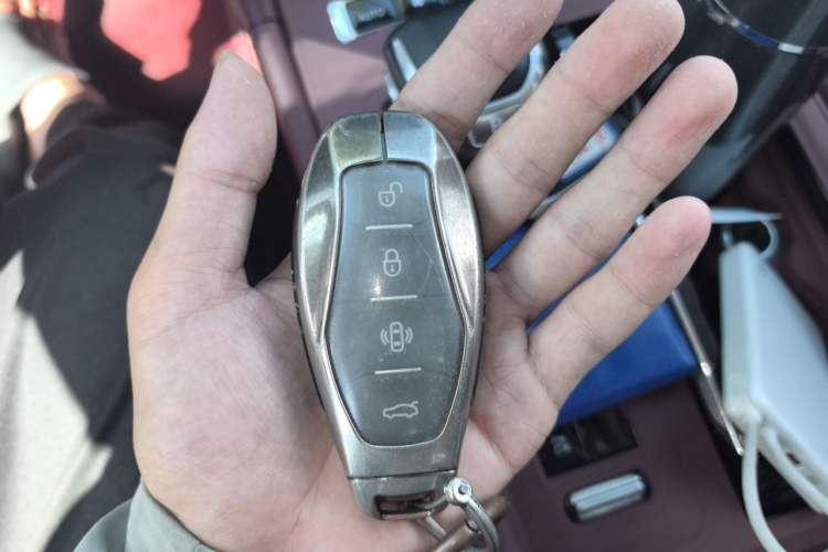 Used Hongqi H5 2024 2.0T Automatic Smart Connect Flagship Edition Vehicle Key