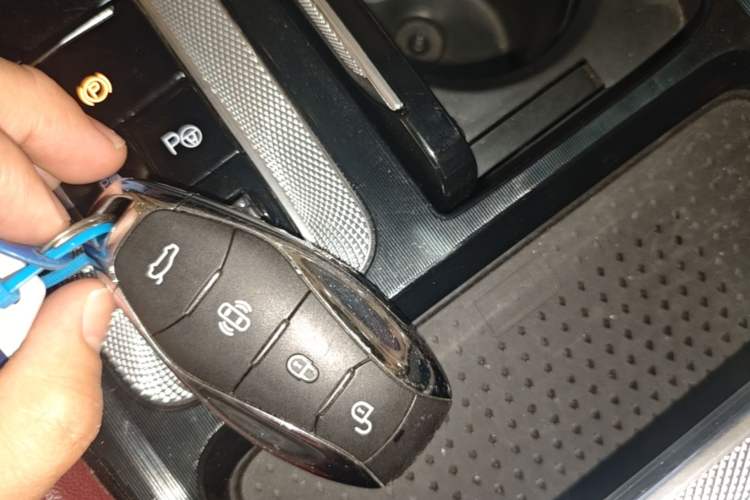 Used Hongqi H5 2024 2.0T Automatic Smart Connect Flagship Edition Vehicle Key