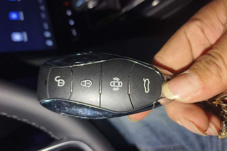 Used Hongqi H5 2024 2.0T Automatic Smart Connect Flagship Edition Vehicle Key
