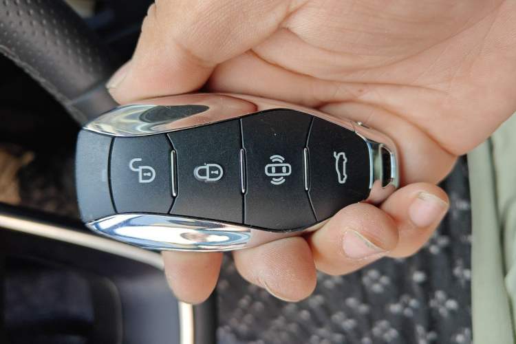 Used Hongqi H5 2024 2.0T Automatic Smart Connect Flagship Edition Vehicle Key