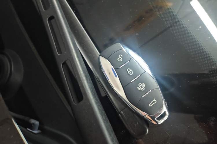 Used Hongqi H5 2024 2.0T Automatic Smart Connect Flagship Edition Vehicle Key