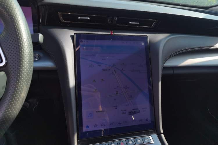 Used Hongqi H5 2024 2.0T Automatic Smart Connect Flagship Edition Audio And AC Panel
