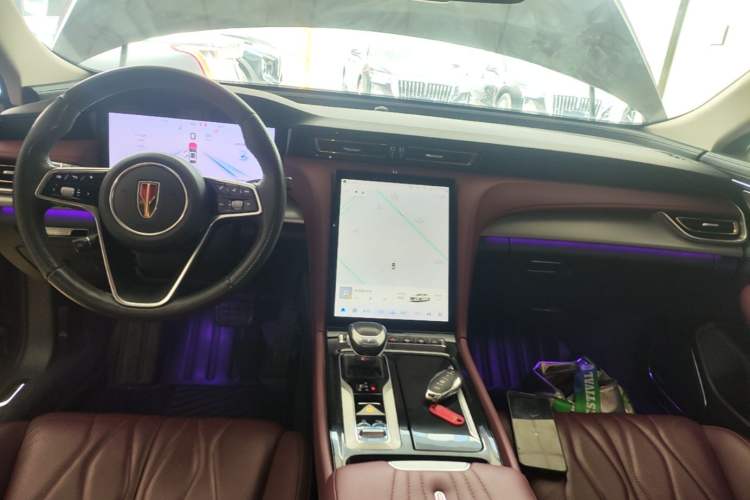 Used Hongqi H5 2024 2.0T Automatic Smart Connect Flagship Edition Center Console