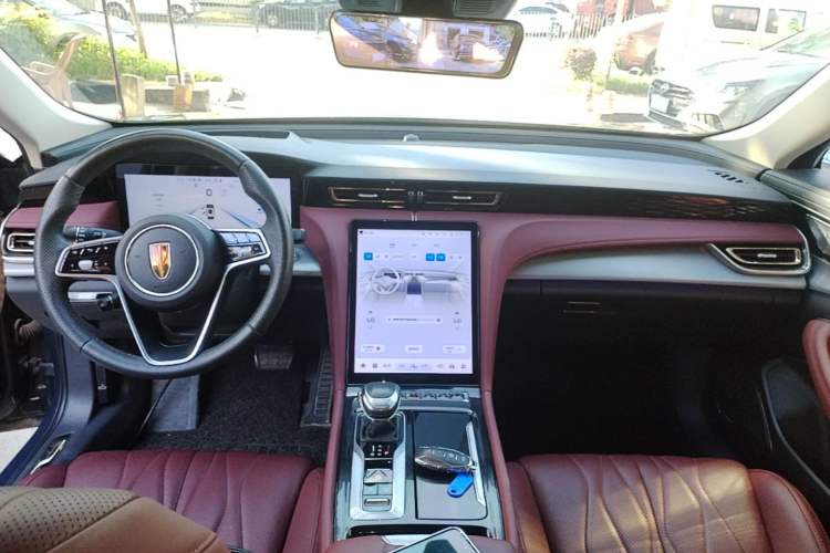 Used Hongqi H5 2024 2.0T Automatic Smart Connect Flagship Edition Center Console