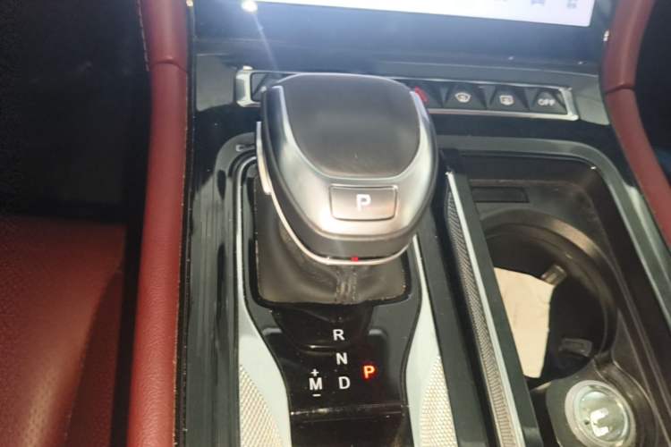 Used Hongqi H5 2024 2.0T Automatic Smart Connect Flagship Edition Gear Lever