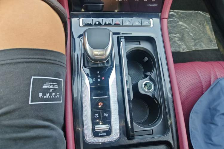 Used Hongqi H5 2024 2.0T Automatic Smart Connect Flagship Edition Gear Lever