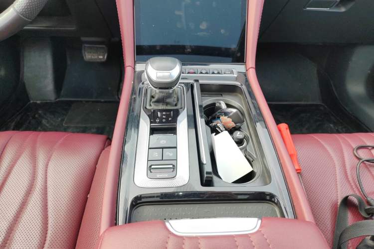 Used Hongqi H5 2024 2.0T Automatic Smart Connect Flagship Edition Gear Lever