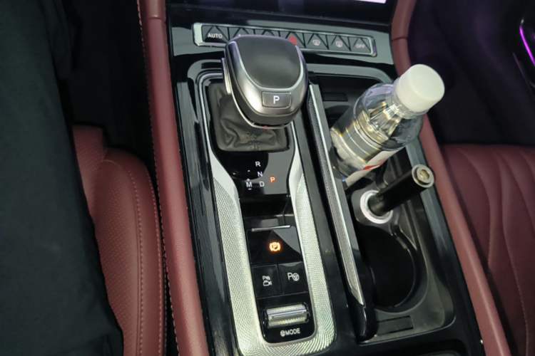 Used Hongqi H5 2024 2.0T Automatic Smart Connect Flagship Edition Gear Lever