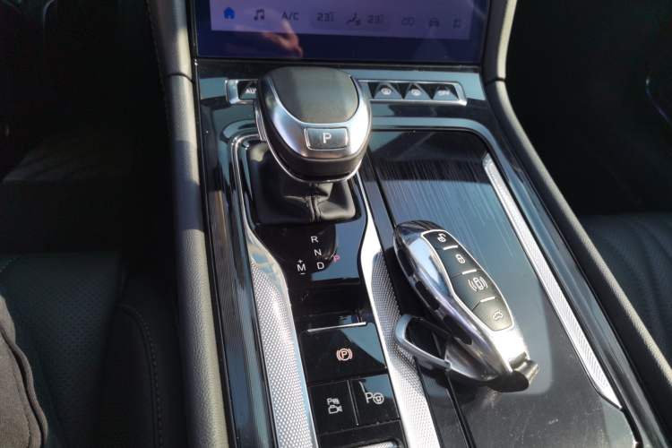 Used Hongqi H5 2024 2.0T Automatic Smart Connect Flagship Edition Gear Lever