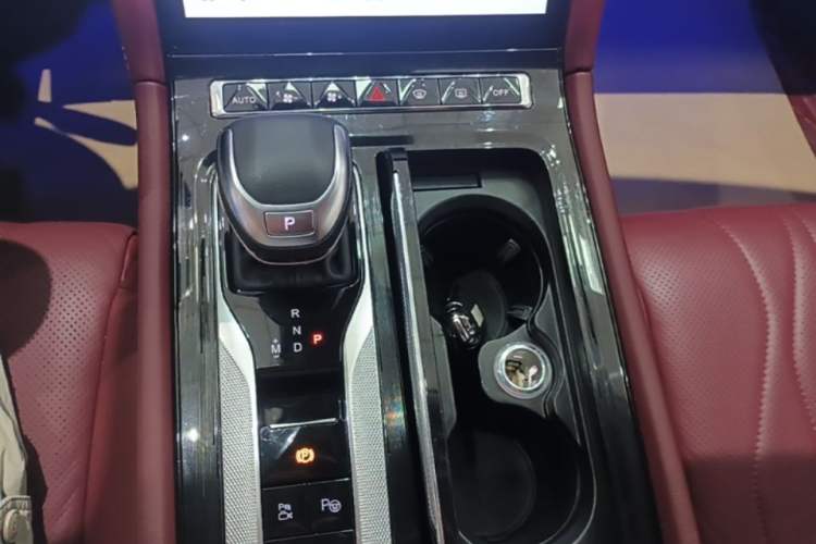 Used Hongqi H5 2024 2.0T Automatic Smart Connect Flagship Edition Gear Lever