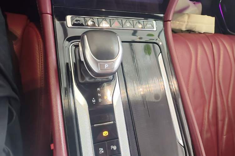 Used Hongqi H5 2024 2.0T Automatic Smart Connect Flagship Edition Gear Lever