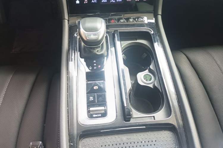 Used Hongqi H5 2024 2.0T Automatic Smart Connect Flagship Edition Gear Lever