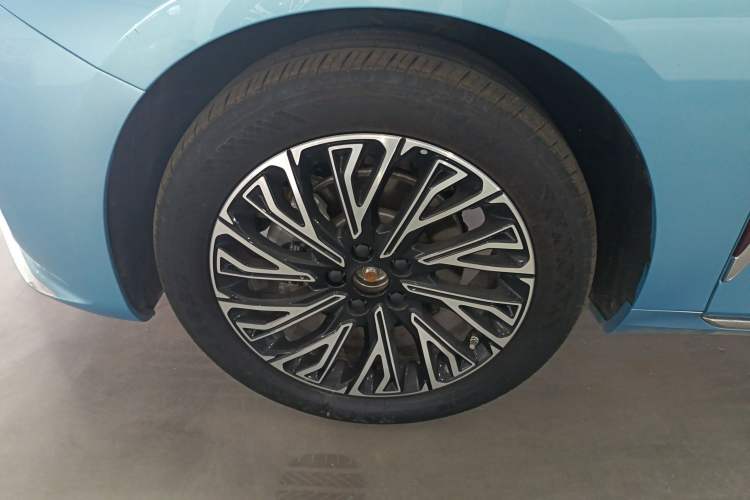 Used Hongqi H5 2024 1.5T HEV Smart Connect Flagship Edition Left Front Wheel Hub