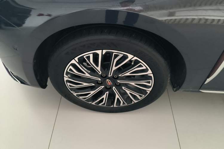 Used Hongqi H5 2024 2.0T Automatic Smart Connect Flagship Edition Left Front Wheel Hub