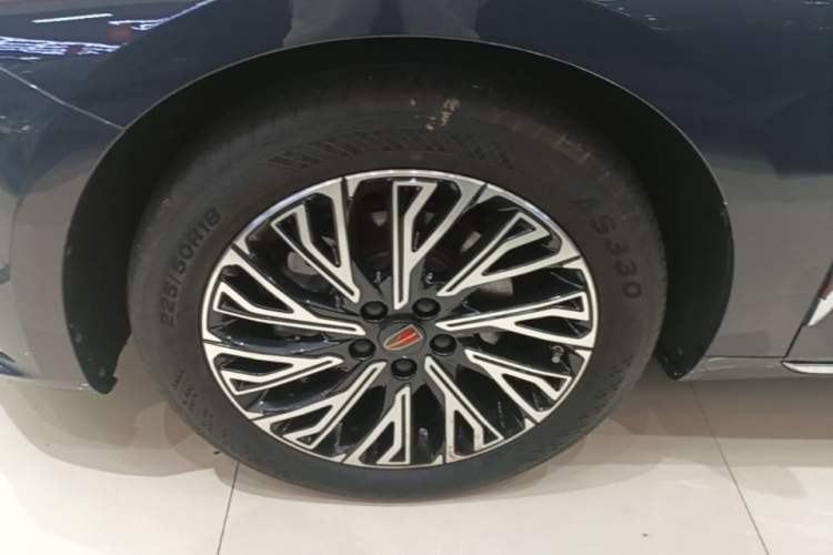 Used Hongqi H5 2024 2.0T Automatic Smart Connect Flagship Edition Left Front Wheel Hub