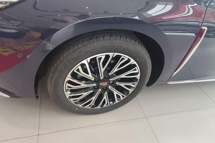 Used Hongqi H5 2024 2.0T Automatic Smart Connect Flagship Edition Left Front Wheel Hub
