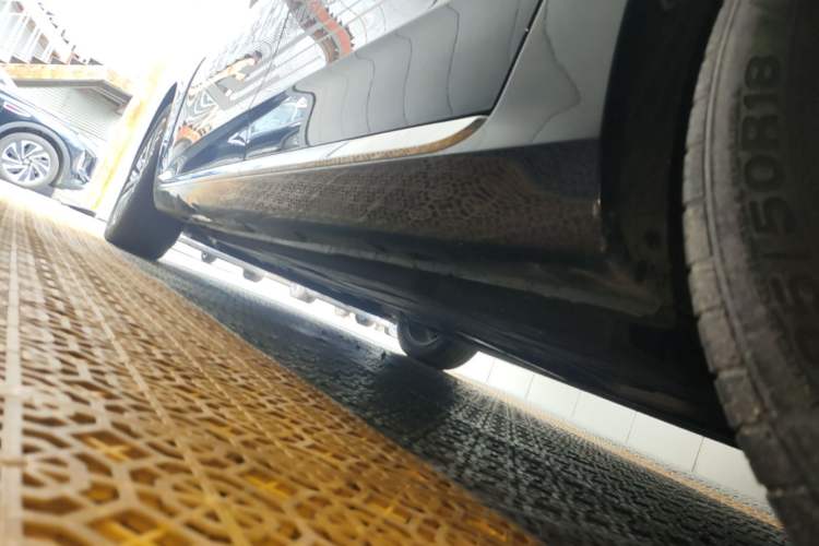 Used Hongqi H5 2024 2.0T Automatic Smart Connect Flagship Edition Left Side Sill