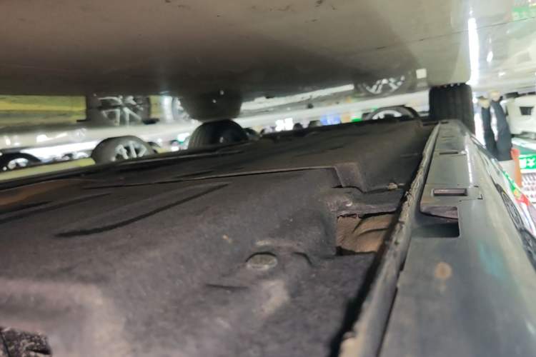 Used Hongqi H5 2024 2.0T Automatic Smart Connect Flagship Edition Left Side Sill