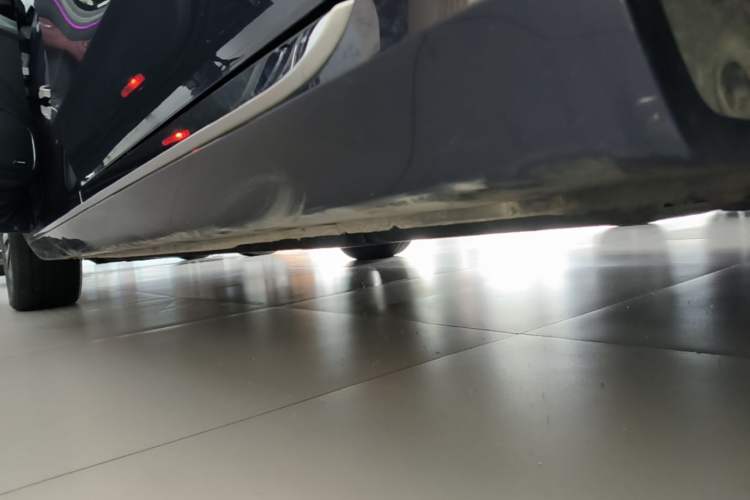 Used Hongqi H5 2024 2.0T Automatic Smart Connect Flagship Edition Left Side Sill