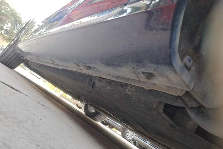 Used Hongqi H5 2024 2.0T Automatic Smart Connect Flagship Edition Left Side Sill