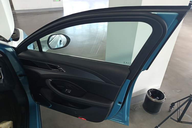 Used Hongqi H5 2024 1.5T HEV Smart Connect Flagship Edition Right Front Door Interior