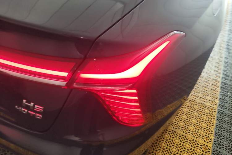 Used Hongqi H5 2024 2.0T Automatic Smart Connect Flagship Edition Right Rear Taillight