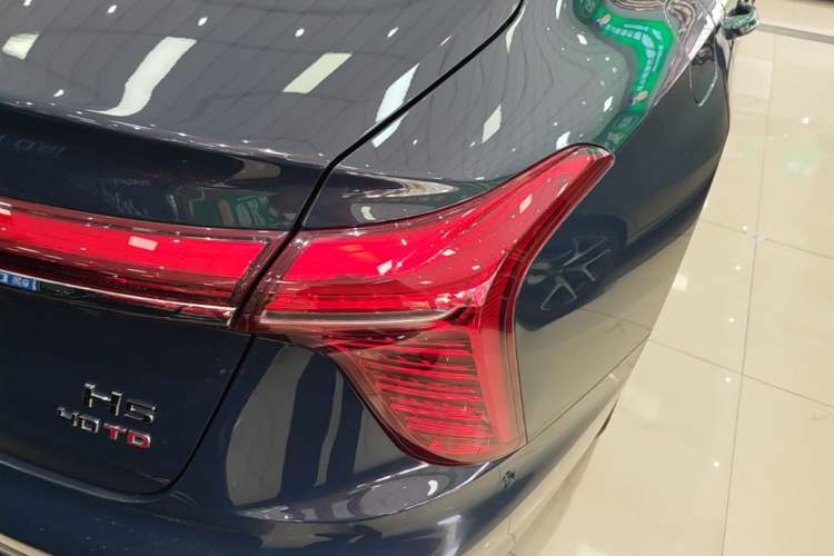 Used Hongqi H5 2024 2.0T Automatic Smart Connect Flagship Edition Right Rear Taillight