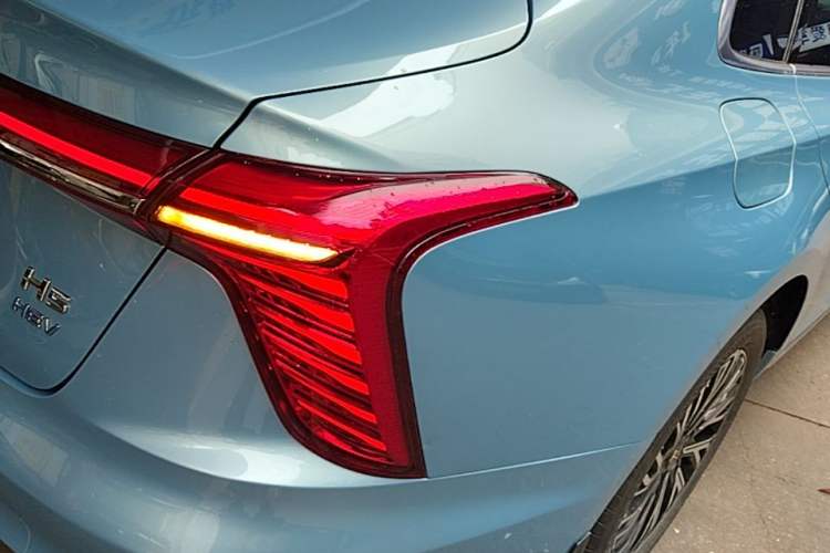 Used Hongqi H5 2024 1.5T HEV Smart Connect Flagship Edition Right Rear Taillight