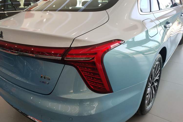 Used Hongqi H5 2024 1.5T HEV Smart Connect Flagship Edition Right Rear Taillight
