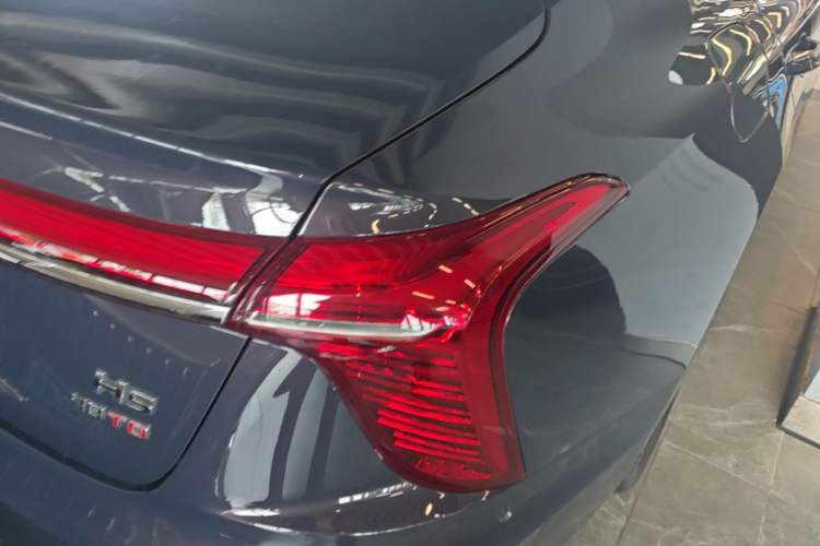 Used Hongqi H5 2024 2.0T Automatic Smart Connect Flagship Edition Right Rear Taillight