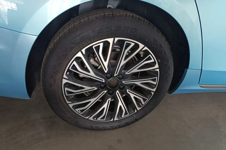 Used Hongqi H5 2024 1.5T HEV Smart Connect Flagship Edition Right Rear Wheel Hub