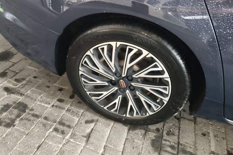 Used Hongqi H5 2024 2.0T Automatic Smart Connect Flagship Edition Right Rear Wheel Hub